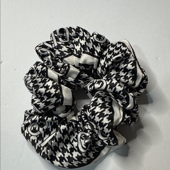 1x Stylish Black and White Scrunchie Set - Picture 2 of 4